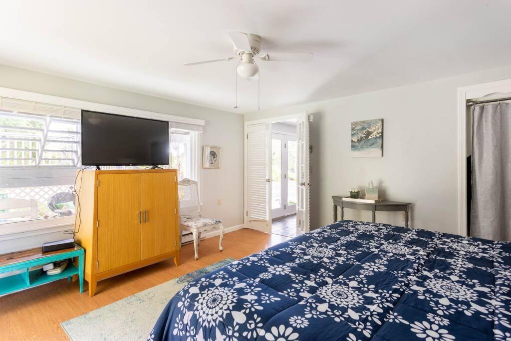 格罗顿Unique Retreat With Private Patio, 4 King Beds And Bbq别墅 外观 照片