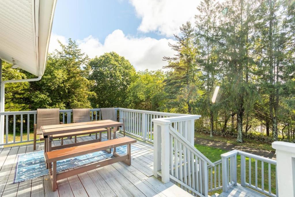 格罗顿Unique Retreat With Private Patio, 4 King Beds And Bbq别墅 外观 照片