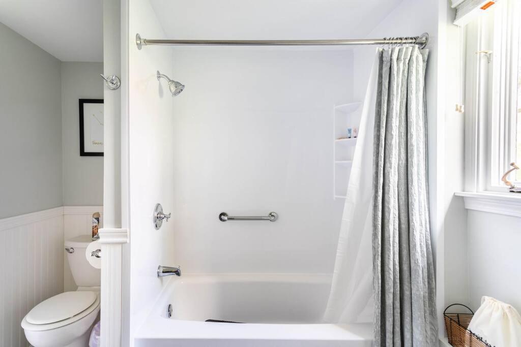 格罗顿Unique Retreat With Private Patio, 4 King Beds And Bbq别墅 外观 照片